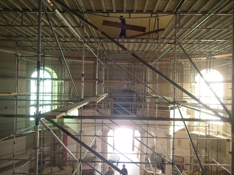 Renovierung der Kirche - Arbeiter auf Gerüsten. © Wolfgang Chalupsky