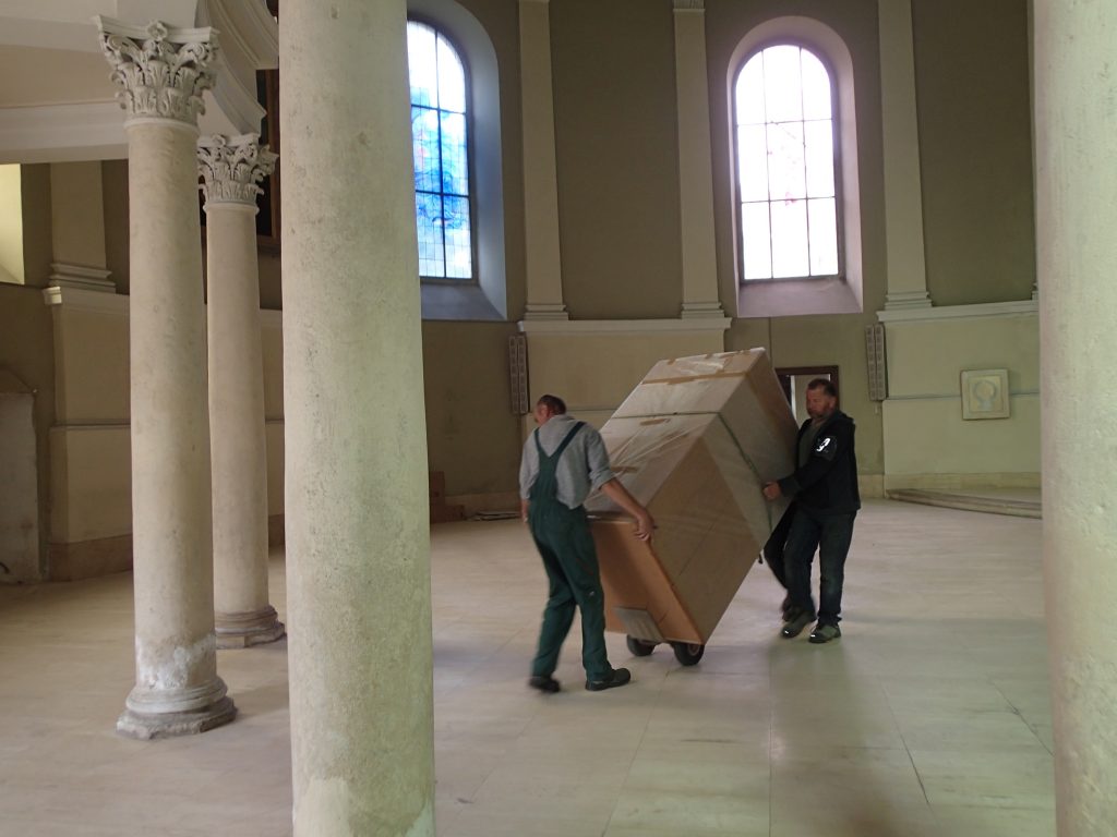 Renovierung der Kirche, Abtransport der letzten Möbel, © Wolfgang Chalupsky