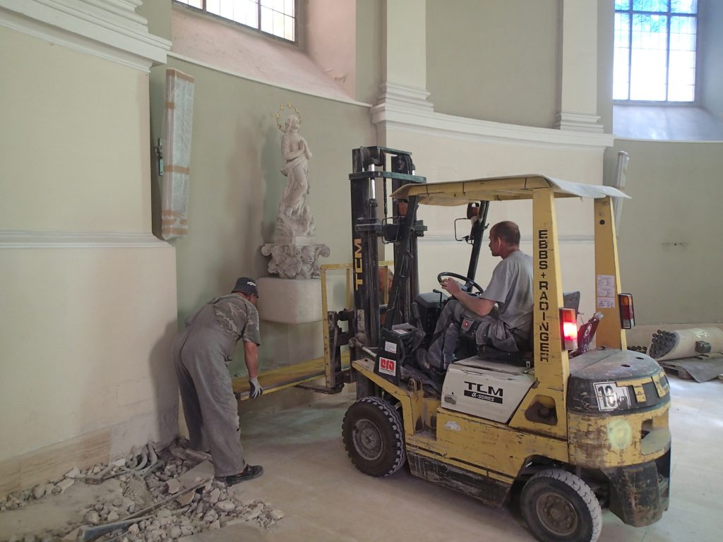 Renovierung der Kirche, die Marienstatue wird abtransportiert, © Wolfgang Chalupsky