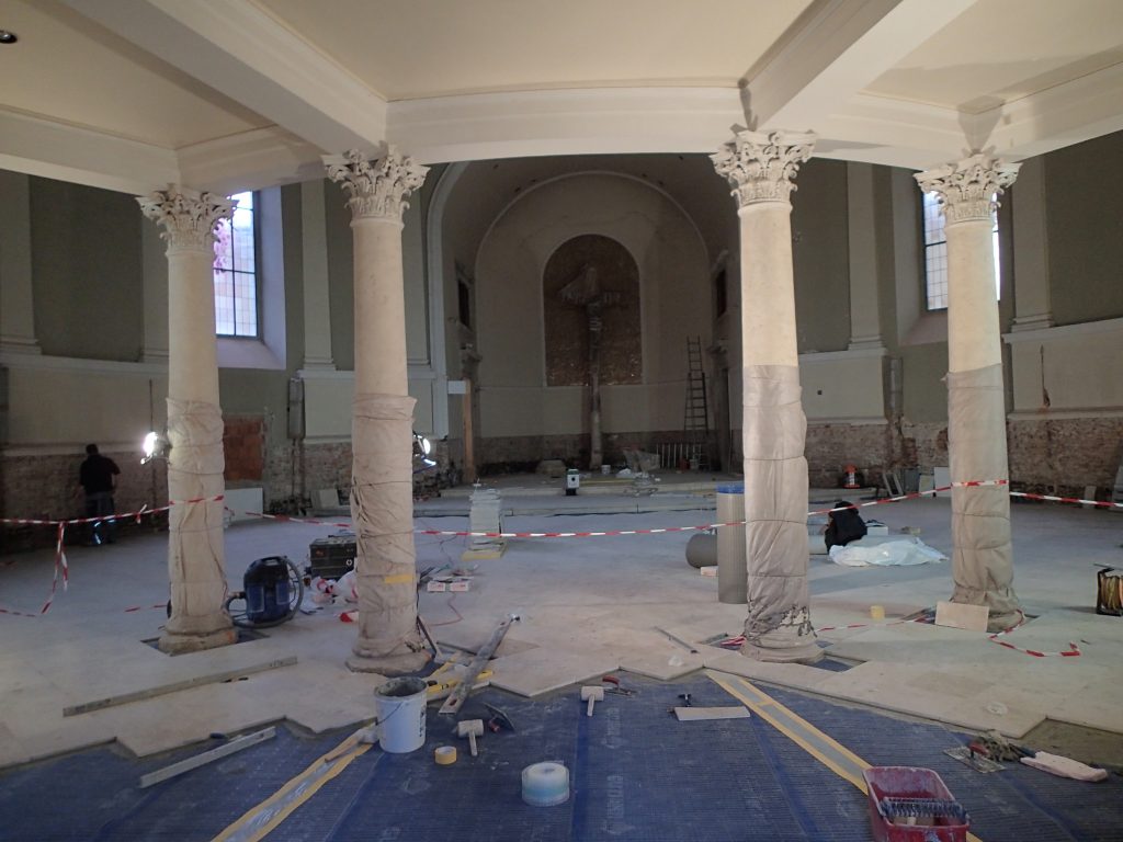 Renovierung der Kirche, der neue Steinboden ist bald fertig, © Wolfgang Chalupsky