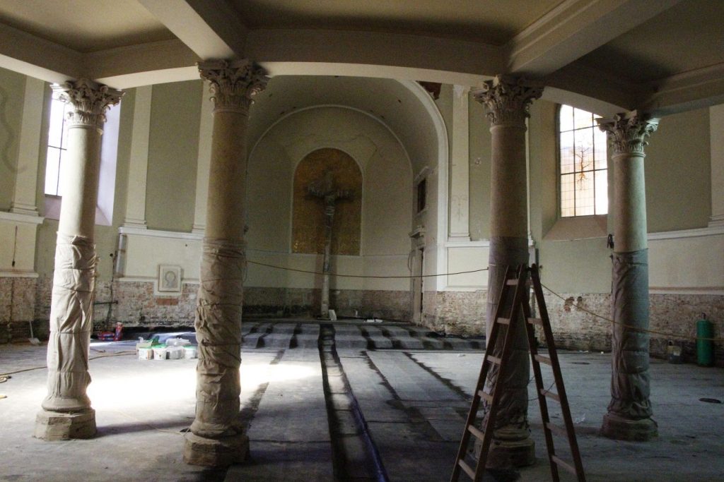 Kirche während dem ersten Schritt der Renovierung. Blick von der Tür zum eingehüllten Lettnerkreuz. © Nico Trimmel