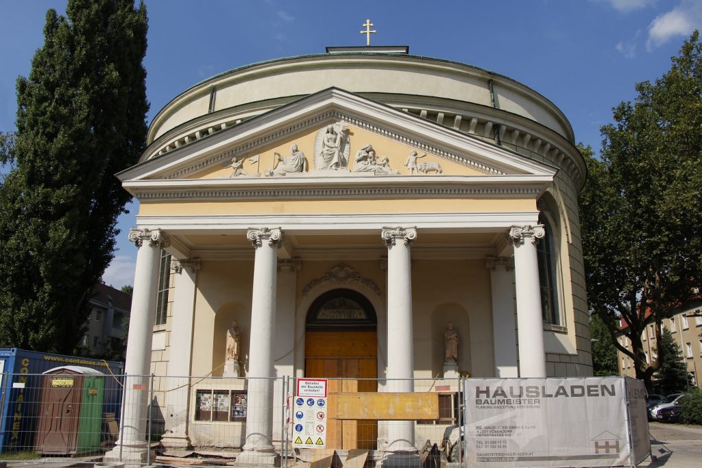 Portal und Pforte der Kirche während der ersten Phase der Renovierung. © Nico Trimmel