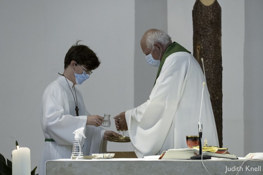 Altpfarrer Nikolaus Zvonarich bei seiner letzten Messe am 30. August 2020. © Judith Knell