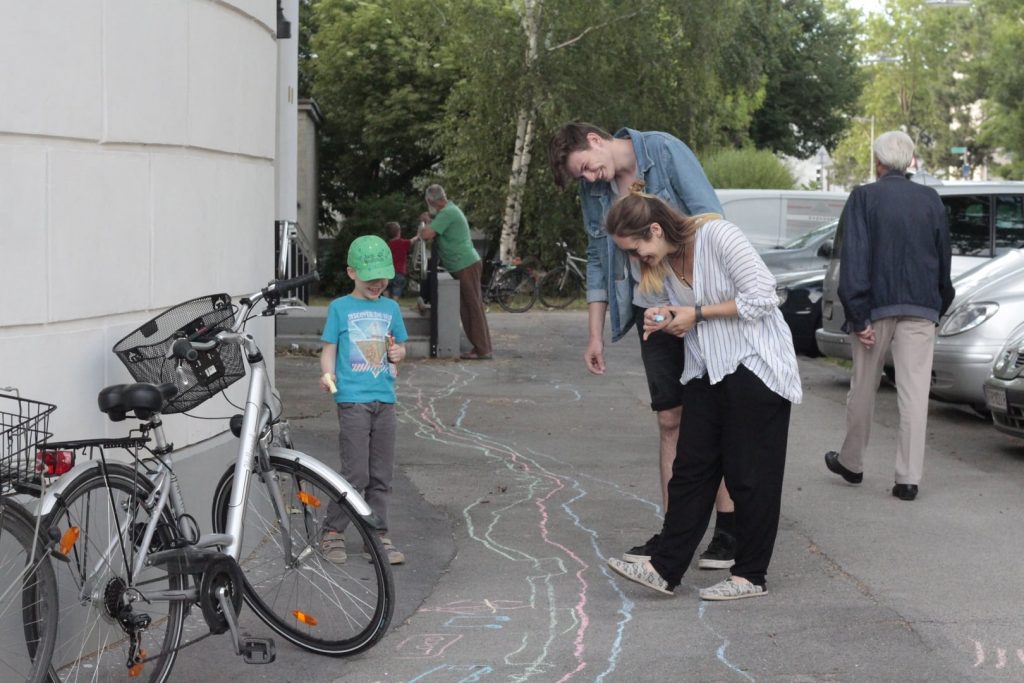 Kreidegraffitti von Kindern bei der Langen Nacht der Kirchen 2017. © Nico Trimmel