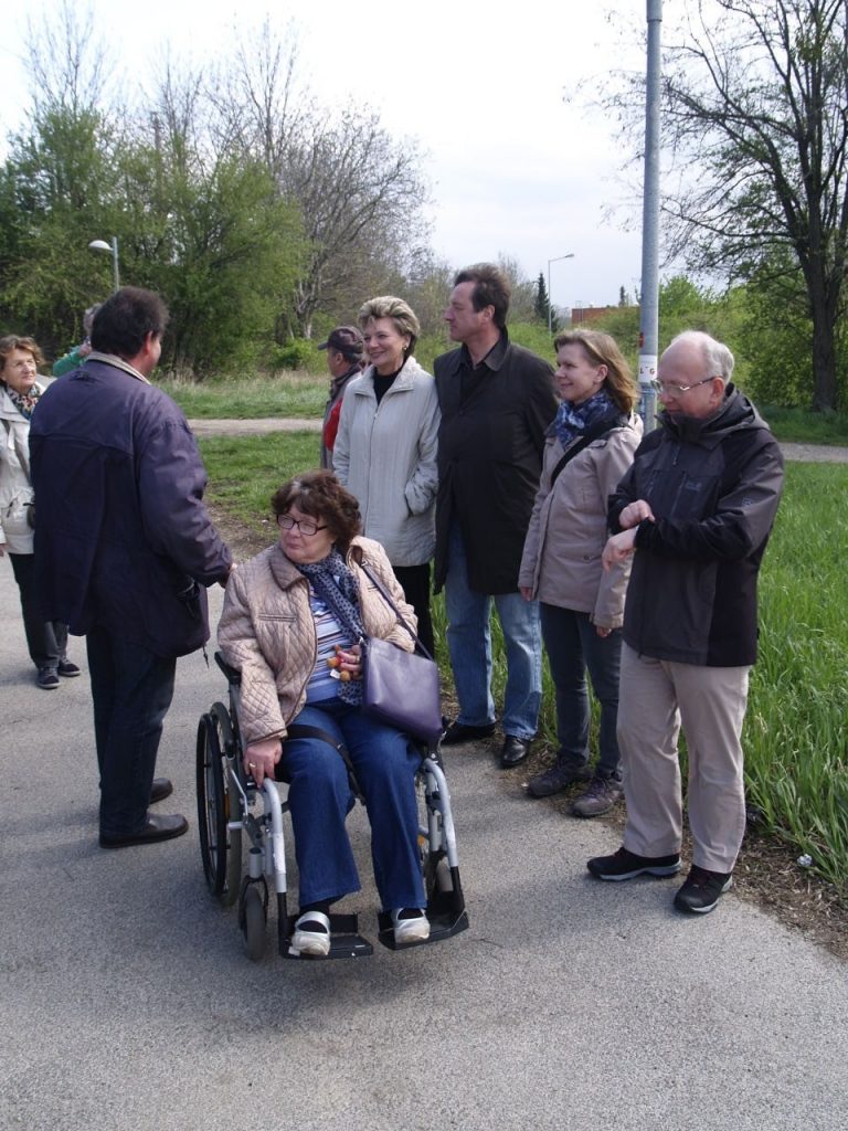 Die Wandergruppe wartet bei der 3 Pfarren Wanderung. © Pfarre Neustift