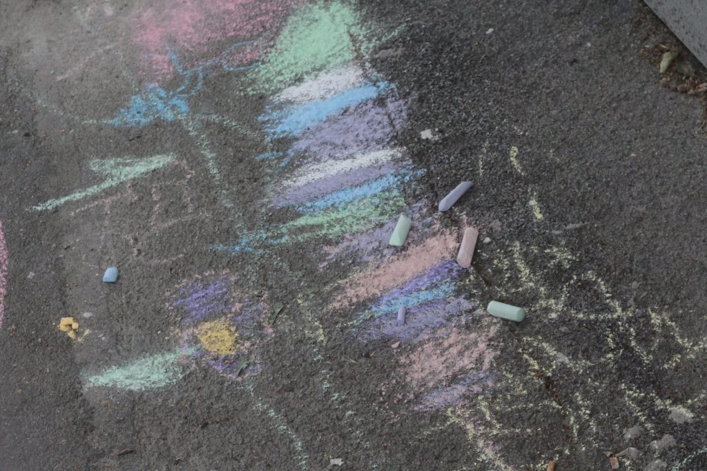 Kreidegraffitti von Kindern bei der Langen Nacht der Kirchen 2017. © Nico Trimmel