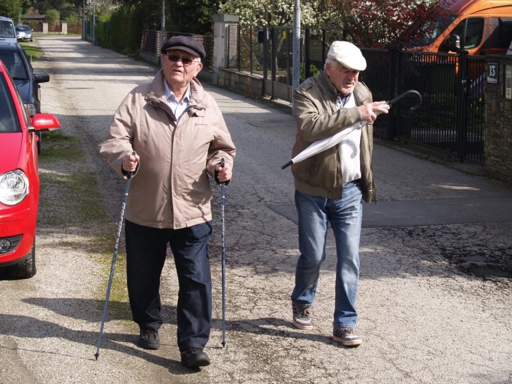 Zwei Pfarrmitglieder posieren für ein Foto bei der 3 Pfarren Wanderung. © Pfarre Neustift