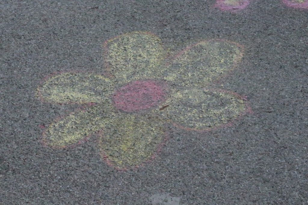 Kreidegraffitti von Jungscharkindern bei der Langen Nacht der Kirchen 2016. © Nico Trimmel