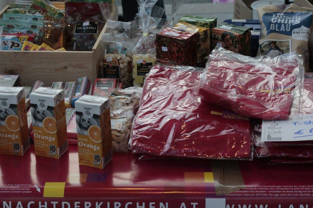 EZA-Stand mit fair produzierten Produkten bei der Langen Nacht der Kirchen 2016. © Nico Trimmel