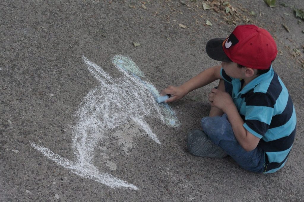 Kind malt Kreidegraffitti bei der Langen Nacht der Kirchen 2017. © Nico Trimmel