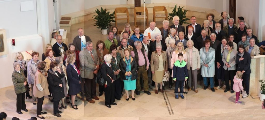 Gruppenfoto mit ehemaligen in der Pfarre tätigen Inzersdorfer*innen. © Nico Trimmel