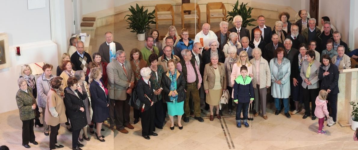 Gruppenfoto mit ehemaligen in der Pfarre tätigen Inzersdorfer*innen. © Nico Trimmel