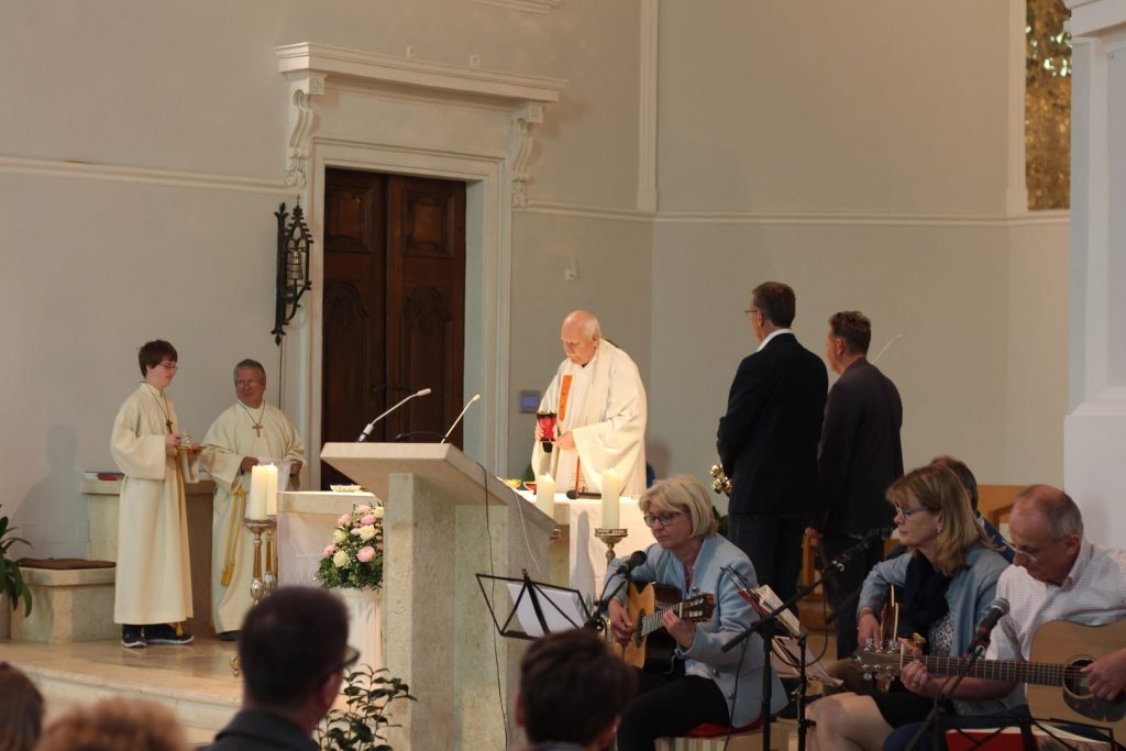 Pfarrer, Diakon und Ministrant*innen bei der Wiedersehensmesse. © Nico Trimmel