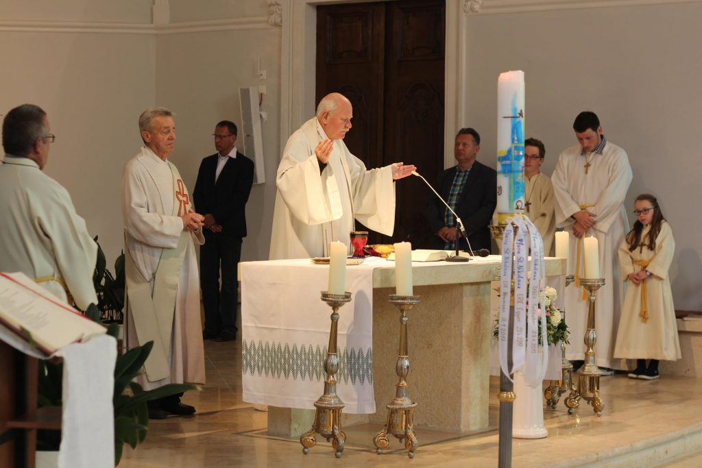 Pfarrer, Diakon und Ministrant*innen bei der Wiedersehensmesse. © Nico Trimmel