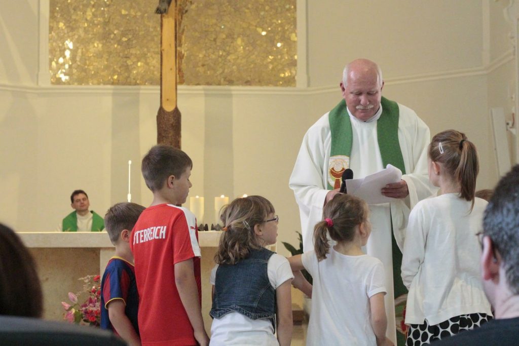 Pfarrer mit Kindern bei der Langen Nacht der Kirchen 2016. © Nico Trimmel