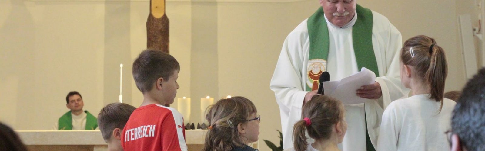 Pfarrer mit Kindern bei der Langen Nacht der Kirchen 2016. © Nico Trimmel