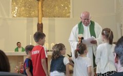 Pfarrer mit Kindern bei der Langen Nacht der Kirchen 2016. © Nico Trimmel