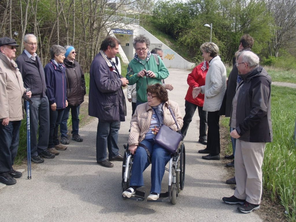 Die Wandergruppe bei der Station Gutheil-Schoder-Gasse. © Pfarre Neustift