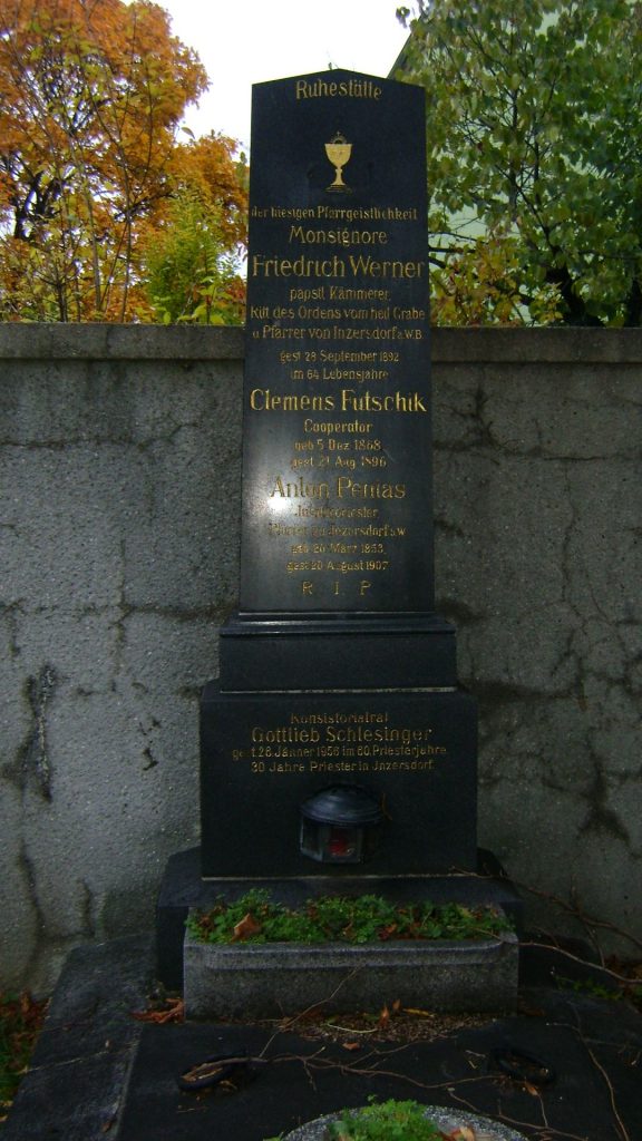 Pfarrergrab am Friedhof Inzersdorf. © Nico Trimmel