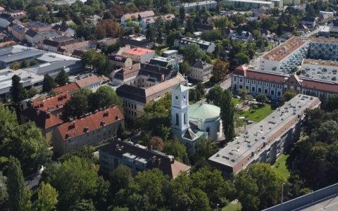 Kirche von Drohne aus fotografiert, Kirchenplatz, Draschestraße und Pfarrgasse sichtbar. © Manuel Wolkowitsch September 2021
