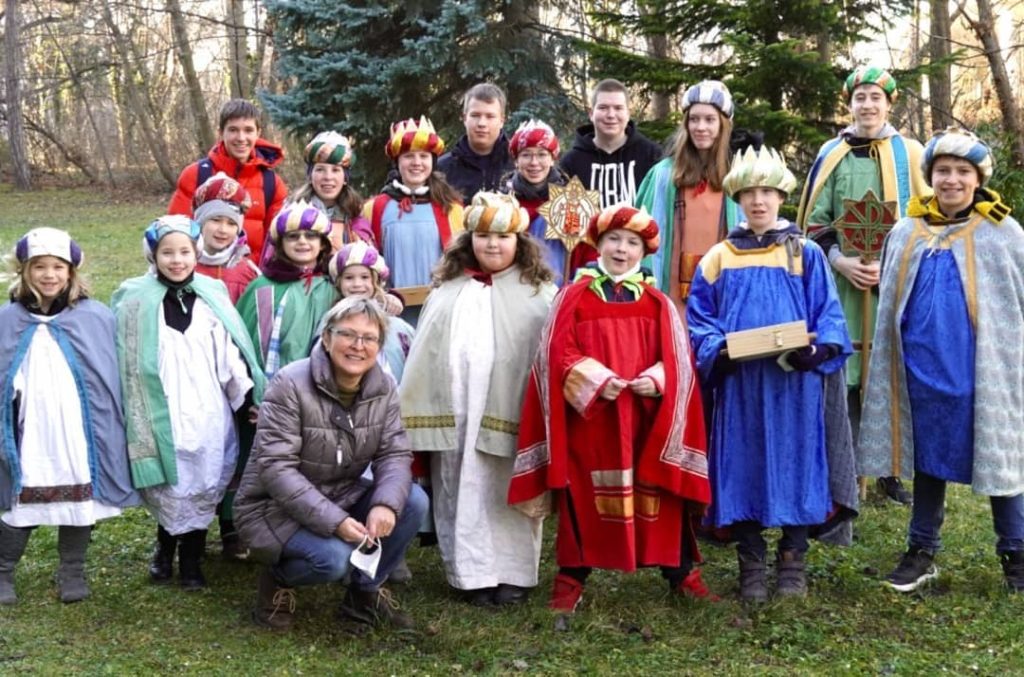 Gruppenfoto: Als Könige verkleidete Kinder mit bunten Mänteln und Kronen, Jugendliche und die Leiterin der Aktion. ©