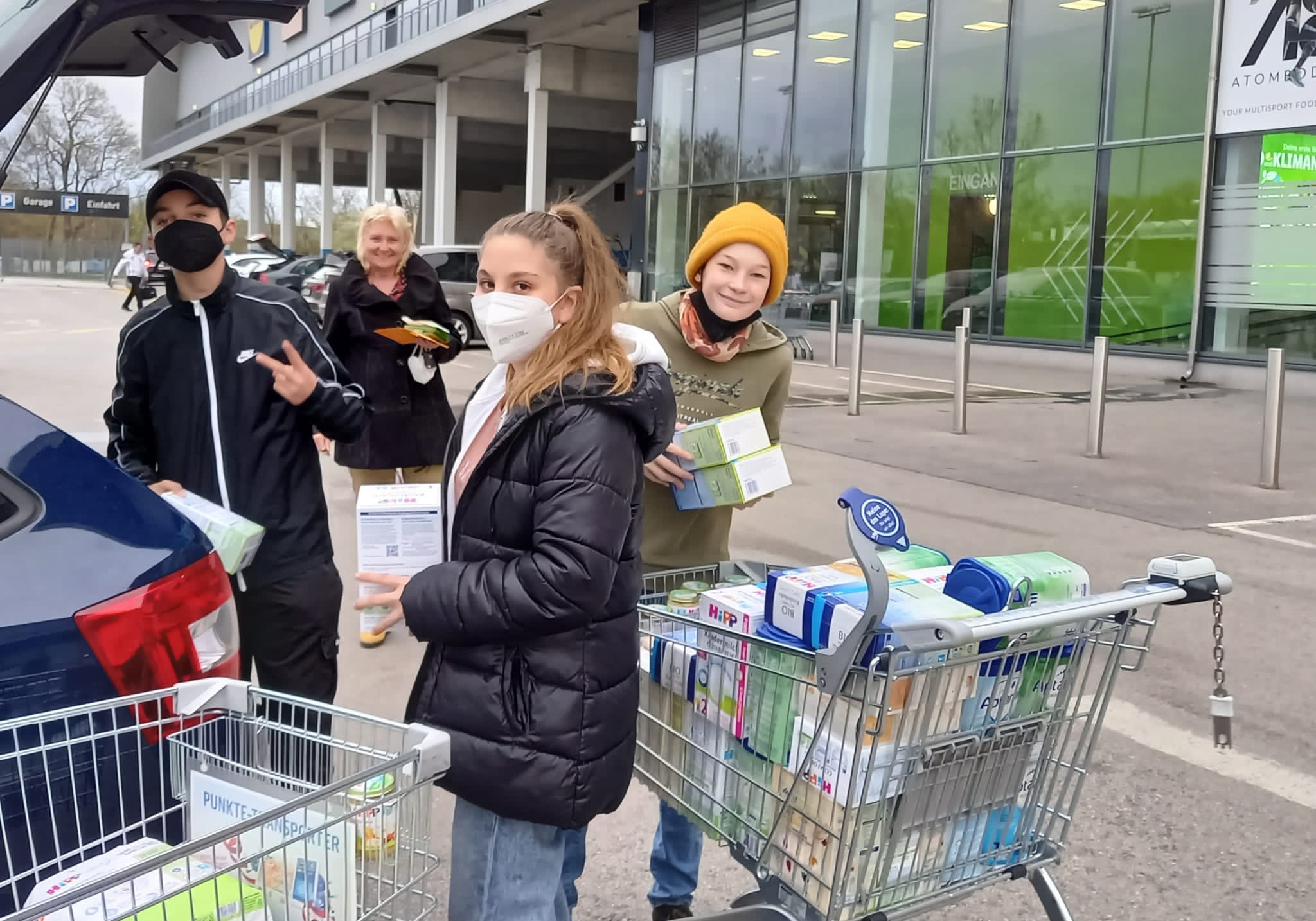 Aktion "Kilo gegen Armut" Firmkandidat*innen 2022 © Helga Bresich