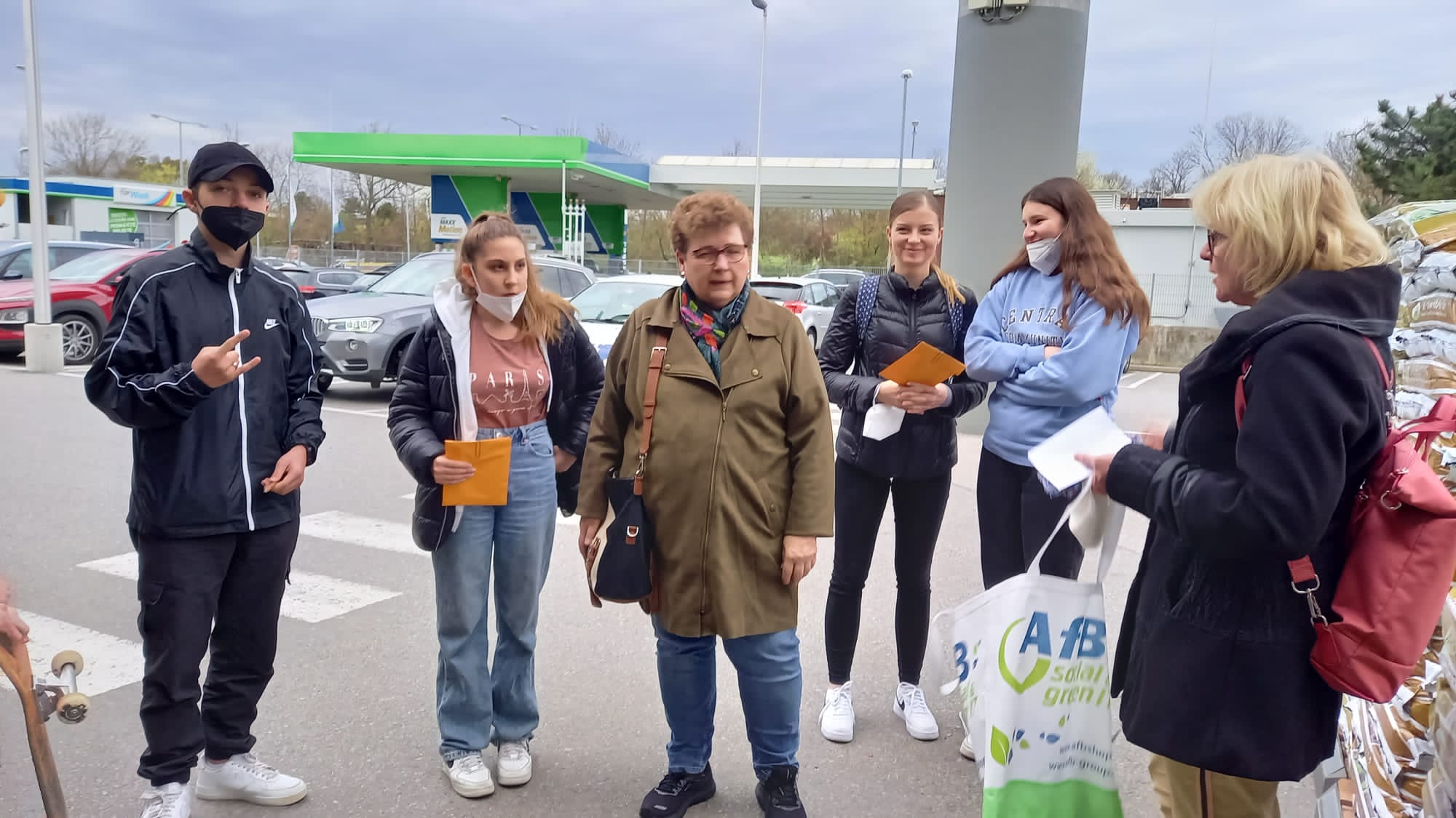 Aktion "Kilo gegen Armut" Firmkandidat*innen 2022 © Helga Bresich