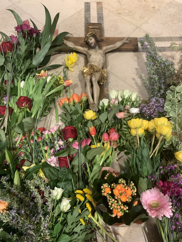 Karfreitag Blumen am Kreuz (c) Nina Chalupsky