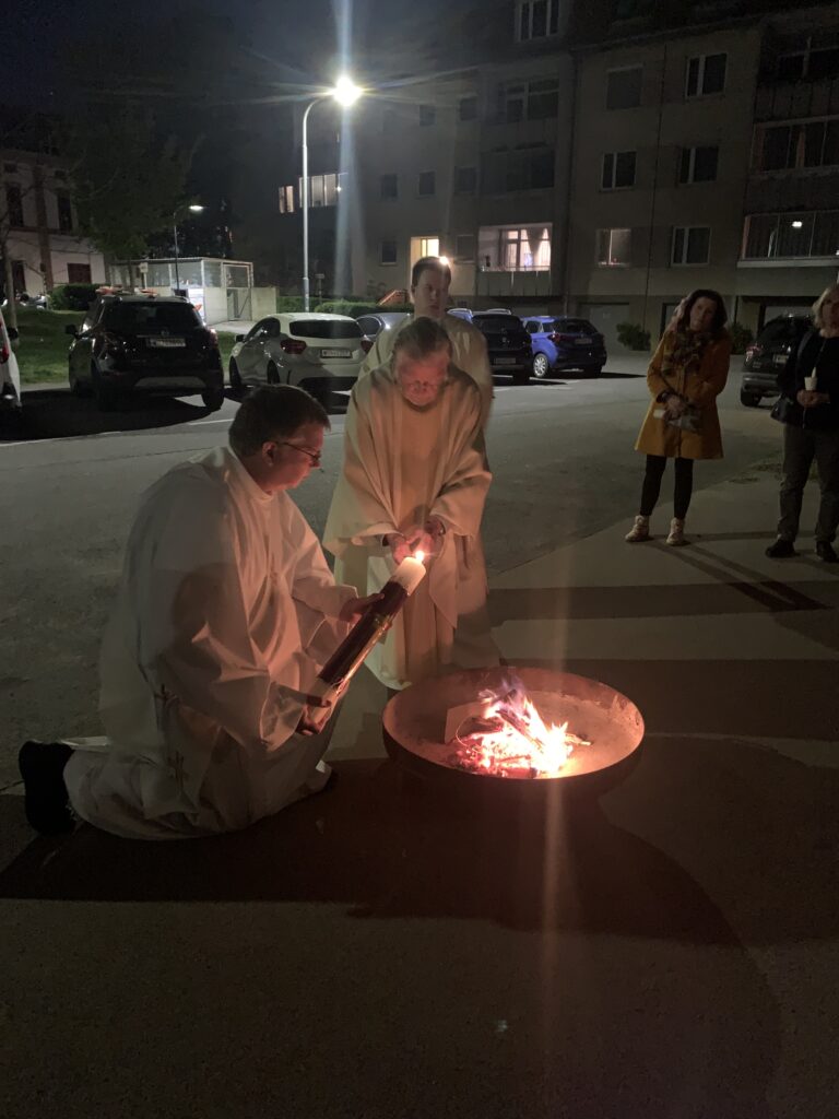 Osterkerze wird entzündet (c) Nina Chalupsky