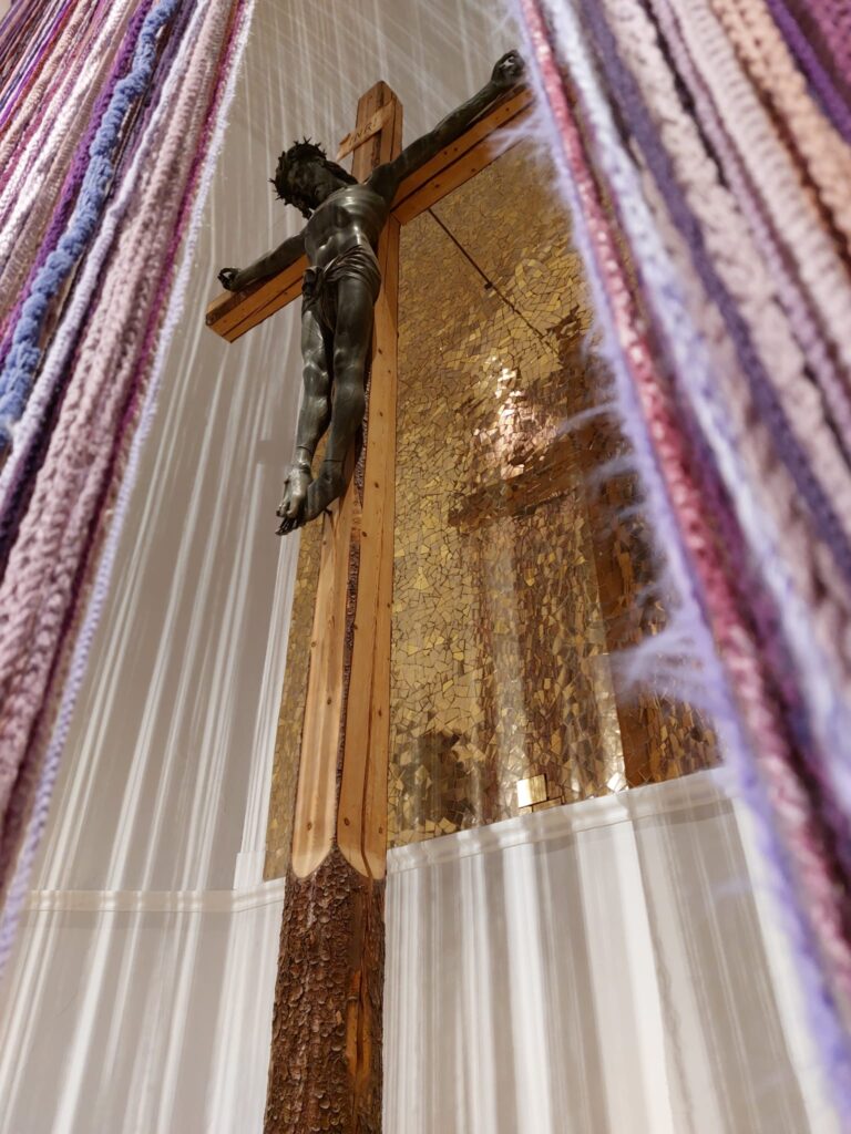 Jesus am Kreuz (c) Helmut Heimhilcher
