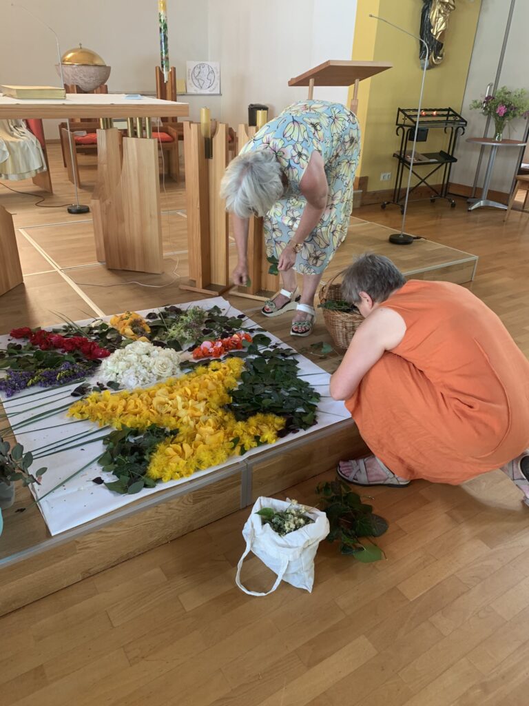 Blumenschmuck Fronleichnam, Pfarrzentrum Rodaun, Juni 2025 (c) Nina Chalupsky