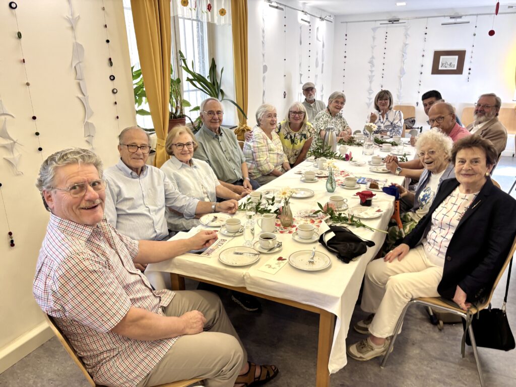 Pfarrcafé am 6.9.26 mit Geburtstagskindern von Juli und August (c) O.Meidl