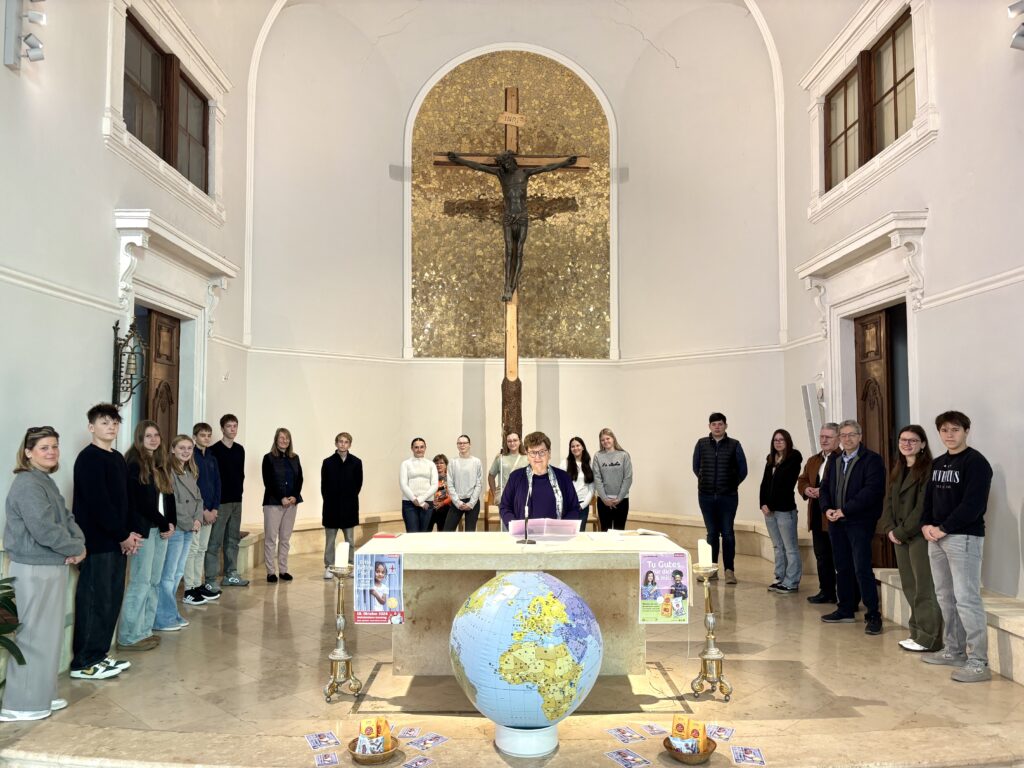 Firmkandidat*innen bei der Wortgottesfeier am Weltmissionssonntag 18.10.26 (c) Meidl
